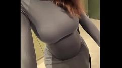 Madrasta jovem adora acariciar seus grandes peitos leitosos