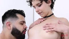 Novinha fodendo o cuzinho pela primeira vez