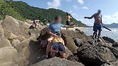 Os transeuntes ficaram indignados mas ela continuou chupando e implorando para foder sua bunda