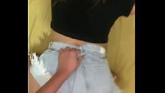 Garota amadora com uma bunda grande fodida sem tirar o shorts