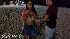 Flagrados pela câmera de segurança na areia da praia