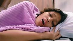 Como ele pode fazer isso com sua meia-irmã compartilhando a cama com o meio-irmão