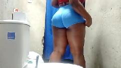 Câmera amadora para minha empregada no banheiro do meu quarto (bunda grande)