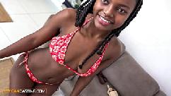 Jovem negra tímida chupa um pau grande e é fodida com força no casting errado