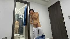 Me masturbo com a cueca da minha meia-irmã enquanto ela toma banho e acabo dando uma foda deliciosa nela com meu pau delicioso até que ela dê toda minha porra deliciosa para ela