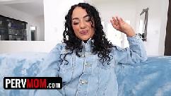 Minha madrasta me pegou fazendo sexo cru com outra garota então eu a fodi para afastar as preocupações dela