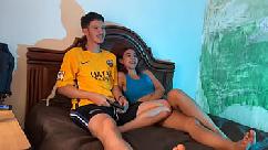 Eu assisto tv com minha meia-irmã latina e faço ela chupar meu pau