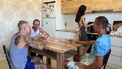 Perdeu sua jovem esposa nas cartas esticou sua buceta apertada bem na mesa da cozinha