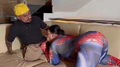 Mulher aranha salva anão com um boquete profundo e hardcore
