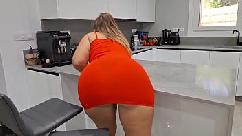 Mulher branca de bunda grande e quadris largos é surpreendida pelo amigo do marido enquanto ela estava limpando ela se recusou a foder mas o homem conseguiu transar com ela