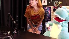 Disseram que ela não transava então perguntou quem iria comer a bucetinha gostosa dela mostrando em seguida - dracaryssg