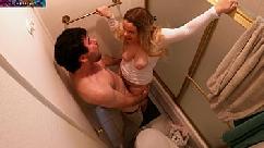 Madrasta e enteado têm um encontro secreto no banheiro durante um jantar em família